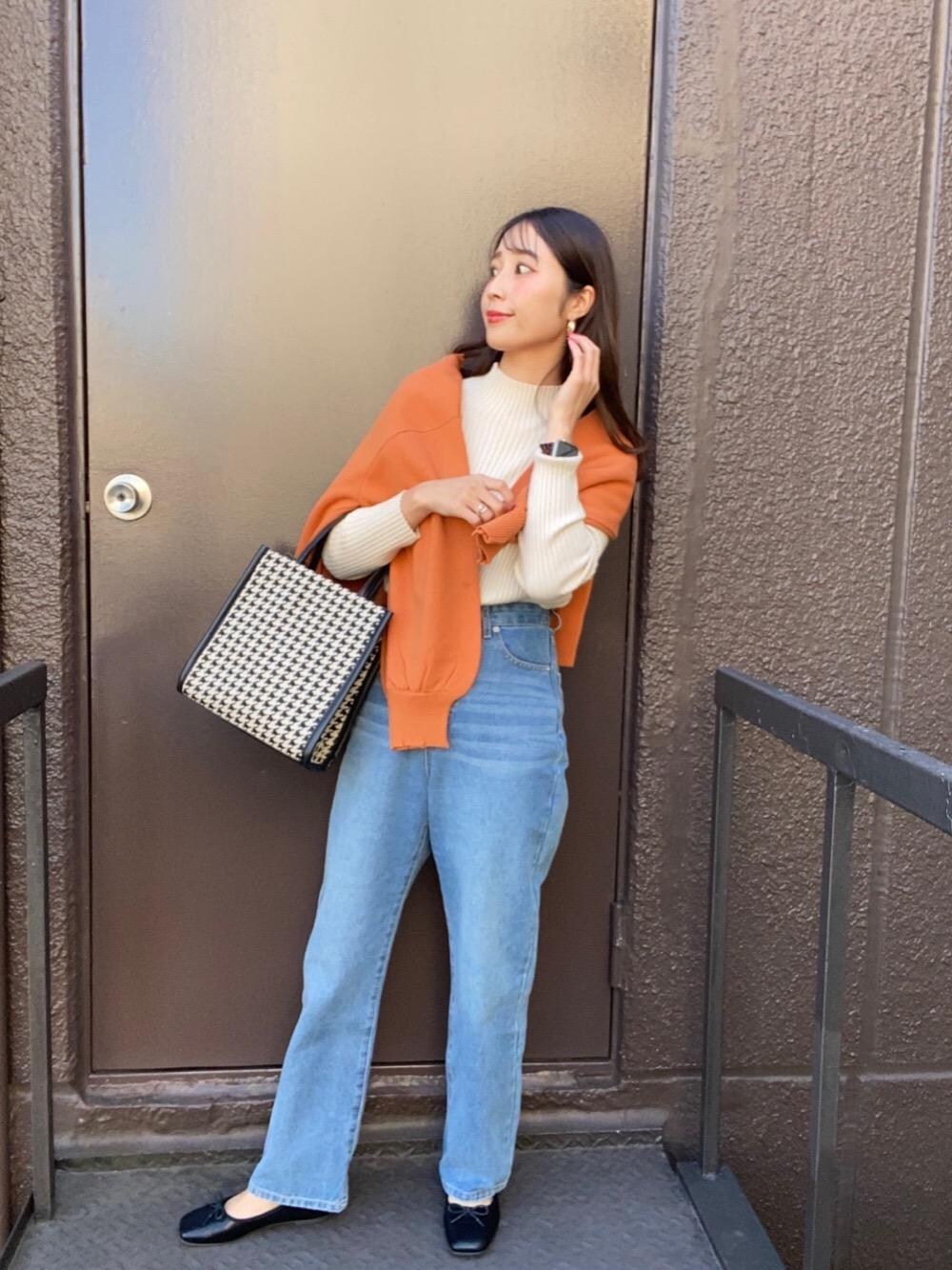 「カーディガン、プチプラコーデ、レトロガール、高身長コーデ、レトロガールコーデ、トレンドファッション、retrogirl_ootd、ままコーデ、オレンジ🍊、オレンジカーデ」｜「RETRO GIRLの柄パイピングトート（トートバッグ、ブラック系）」を使った、RETROGIRLさん（レディース・161cm）の冬コーディネートの1枚目の写真