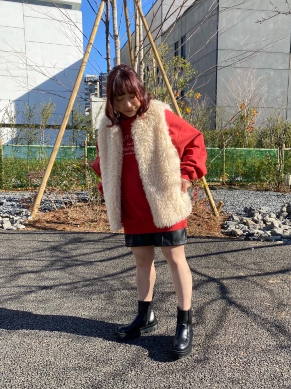 「ファーベスト、ロゴトレーナー、プチプラコーデ、カジュアルコーデ、レトロガール、レトロガールコーデ、トレンドファッション、retrogirl_ootd、低身長こーで」｜「RETRO GIRLのファーベスト（ベスト、ホワイト系）」を使った、RETROGIRLさん（レディース・150cm）の冬コーディネートの1枚目の写真