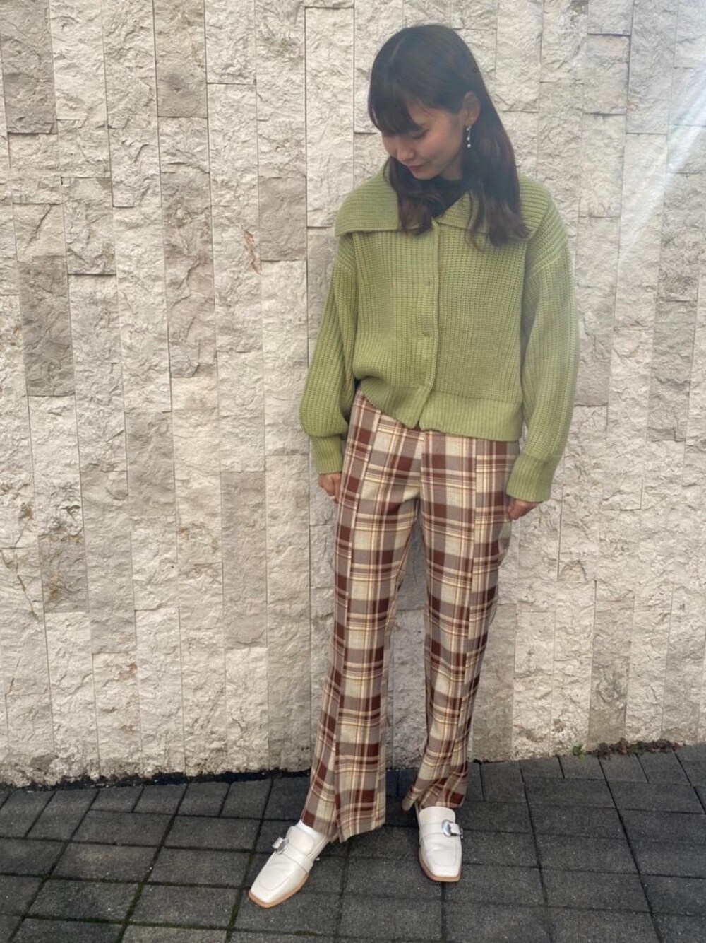 「プチプラコーデ、レトロガール、脚長コーデ、高身長コーデ、レトロガールコーデ、トレンドファッション、retrogirl_ootd」｜「RETRO GIRLのウエスタンバックルローファー（ローファー、ホワイト系）」を使った、RETROGIRLさん（レディース・163cm）の冬コーディネートの1枚目の写真