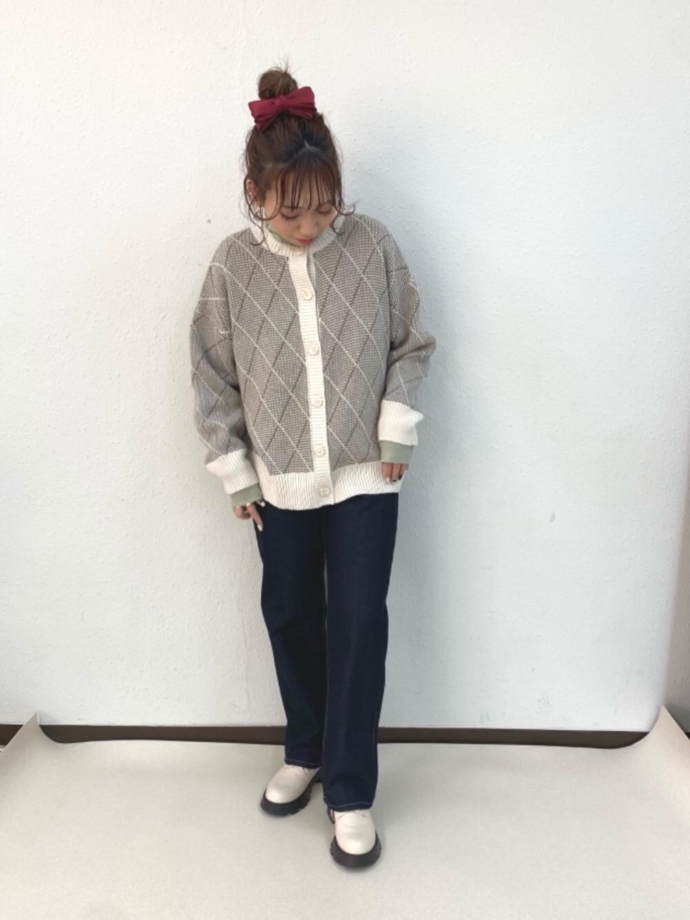 ブルー系のデニムパンツ、グリーン系のTシャツ/カットソー、ホワイト系のカーディガン/ボレロを着用したレディースの冬コーディネートの1枚目の写真