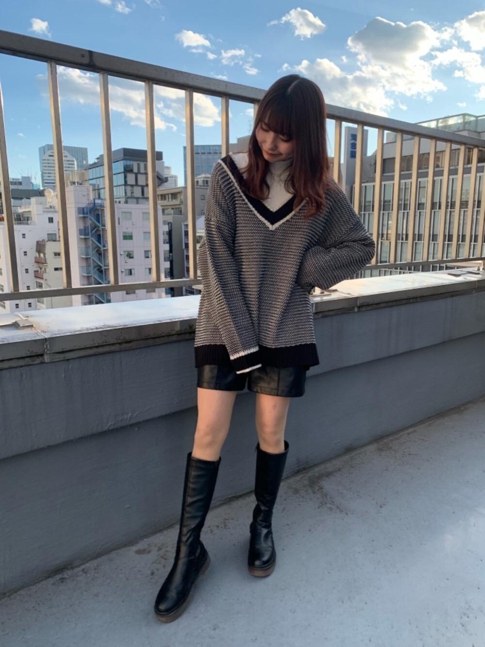 「シンプルコーデ、プチプラコーデ、モノトーンコーデ、カジュアルコーデ、レトロガール、脚長コーデ、高身長コーデ、レトロガールコーデ、トレンドファッション、retrogirl_ootd」｜「ems exciteの厚底ロングブーツ（ブーツ、ブラック系）」を使った、RETROGIRLさん（レディース・163cm）の冬コーディネートの1枚目の写真