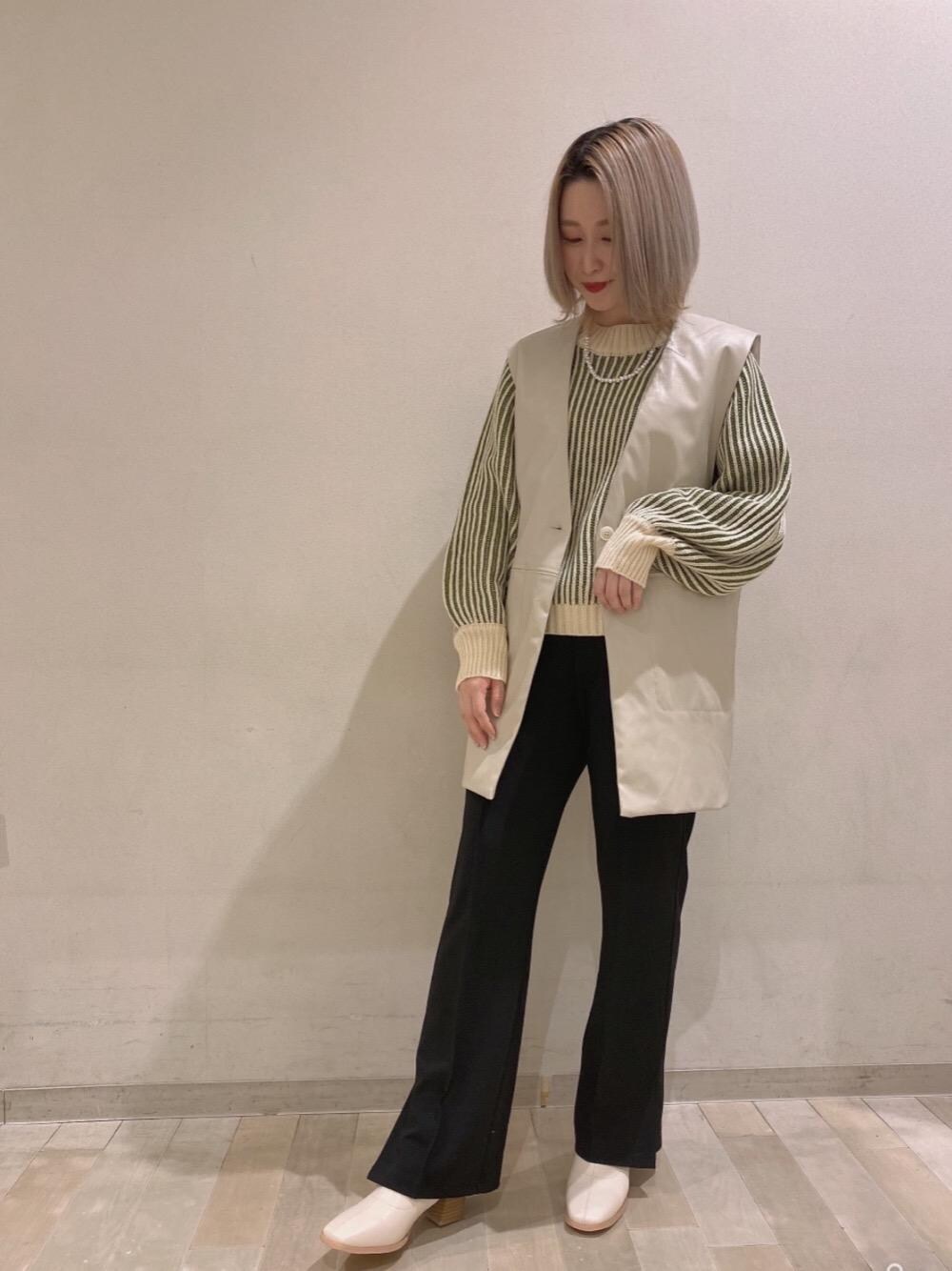 「お出かけコーデ、パンツスタイル、フレアパンツ、シンプルコーデ、プチプラコーデ、カジュアルコーデ、レトロガール、脚長コーデ、レトロガールコーデ、トレンドファッション」｜「RETRO GIRLのセミフレアパンツ（スラックス、ブラック系）」を使った、RETROGIRLさん（レディース・157cm）の冬コーディネートの1枚目の写真