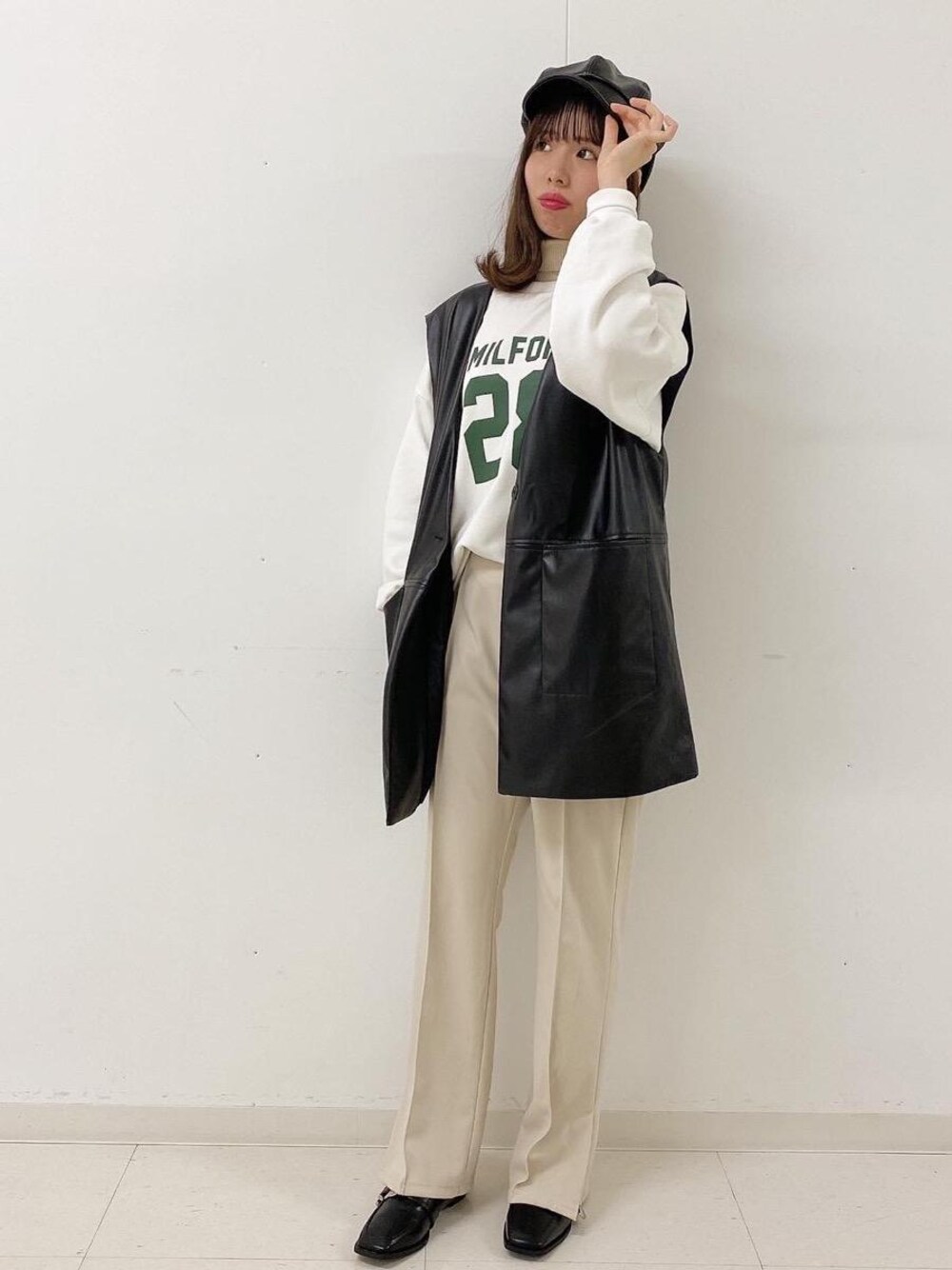 「フレアパンツ、プチプラコーデ、モノトーンコーデ、カジュアルコーデ、レトロガール、脚長コーデ、高身長コーデ、レトロガールコーデ、トレンドファッション、retrogirl_ootd」｜「RETRO GIRLのウエスタンバックルローファー（ローファー、ブラック系）」を使った、RETROGIRLさん（レディース・159cm）の冬コーディネートの1枚目の写真