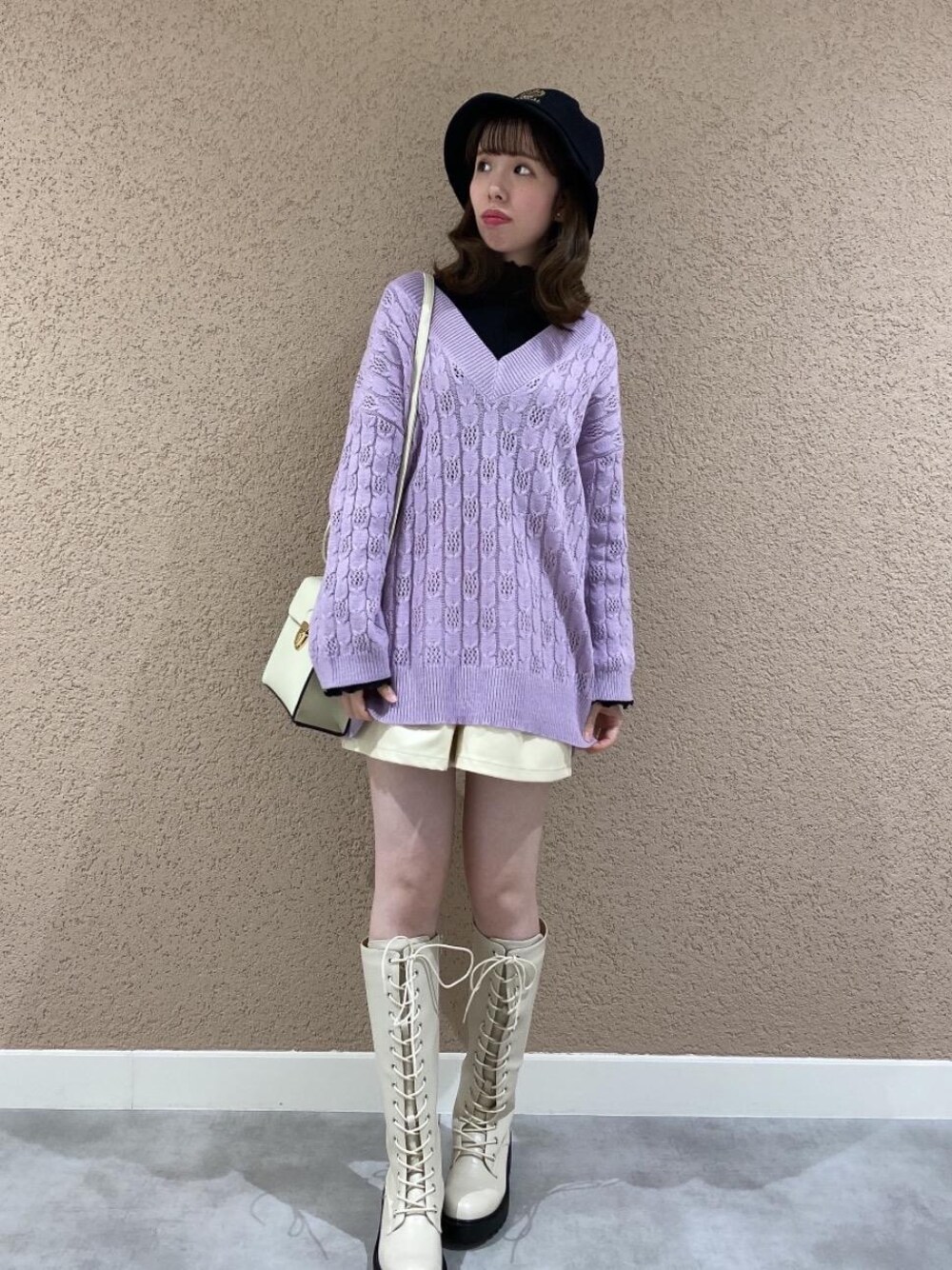 「アースカラー、プチプラコーデ、レトロガール、ガーリーコーデ、脚長コーデ、高身長コーデ、レトロガールコーデ、トレンドファッション、retrogirl_ootd、休日こーで」｜「ems exciteの15ホールレースアップロングブーツ（ブーツ、ホワイト系）」を使った、RETROGIRLさん（レディース・159cm）の冬コーディネートの1枚目の写真
