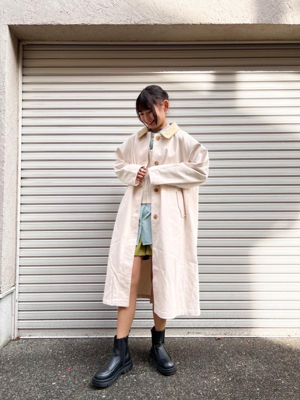 「ビックシルエット、プチプラコーデ、カジュアルコーデ、レトロガール、脚長コーデ、高身長コーデ、レトロガールコーデ、トレンドファッション、retrogirl_ootd、べージュ」｜「RETRO GIRLのスクエアモカブーツ（ブーツ、ブラック系）」を使った、RETROGIRLさん（レディース・165cm）の冬コーディネートの1枚目の写真