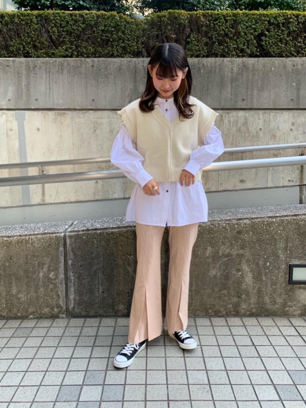 「プチプラコーデ、レトロガール、淡色コーデ、高身長コーデ、レトロガールコーデ、トレンドファッション、retrogirl_ootd、べージュ」｜「RETRO GIRLのスニーカー（スニーカー、ブラック系）」を使った、RETROGIRLさん（レディース・165cm）の冬コーディネートの1枚目の写真