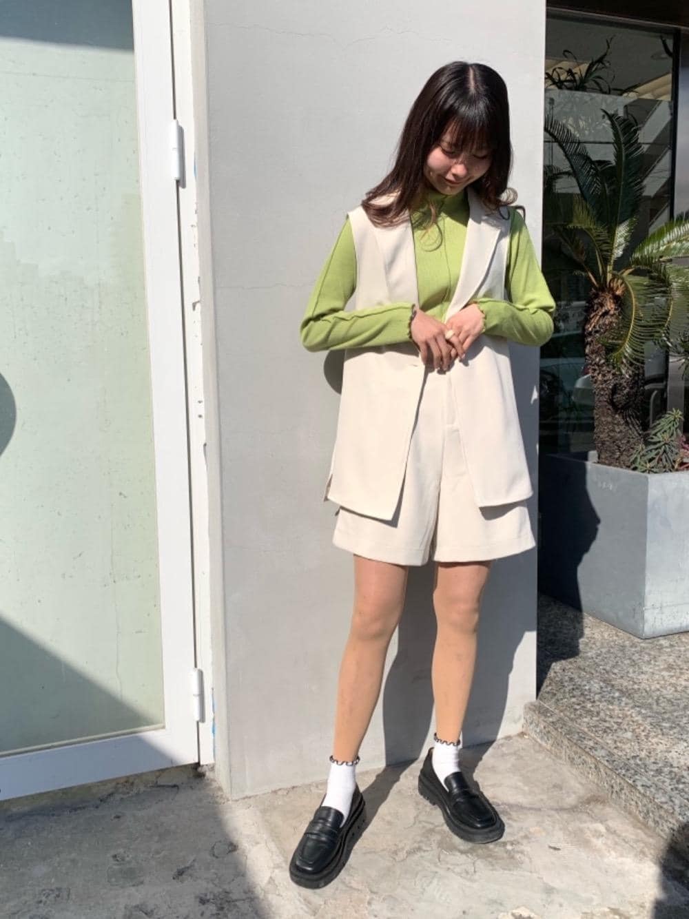 「プチプラコーデ、カジュアルコーデ、レトロガール、脚長コーデ、高身長コーデ、レトロガールコーデ、トレンドファッション、retrogirl_ootd」｜「RETRO GIRLのメロウテレコハイネックTee（Tシャツ/カットソー、グリーン系）」を使った、RETROGIRLさん（レディース・165cm）の冬コーディネートの1枚目の写真