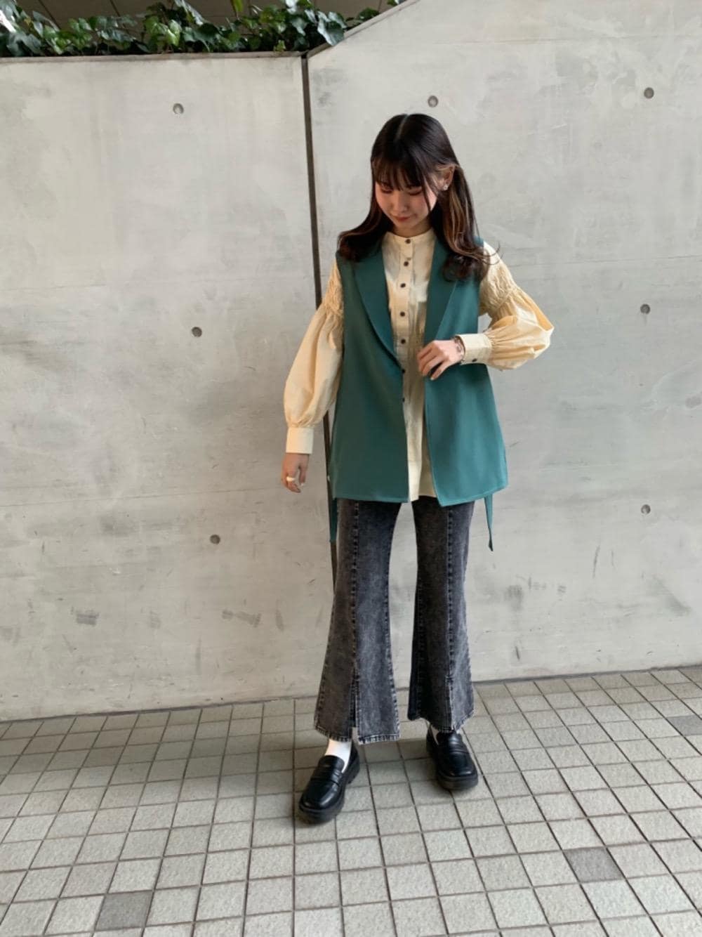 「シンプルコーデ、プチプラコーデ、レトロガール、脚長コーデ、レトロガールコーデ、トレンドファッション、retrogirl_ootd」｜「RETRO GIRLのセンタースリットデニムパンツ（デニムパンツ、ブラック系）」を使った、RETROGIRLさん（レディース・165cm）の冬コーディネートの1枚目の写真