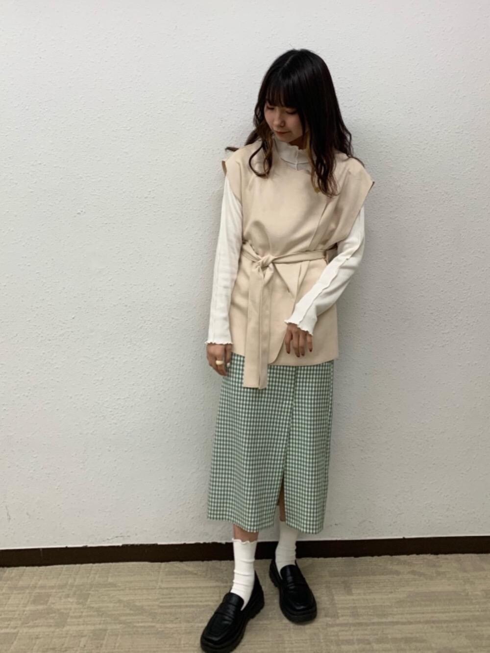 「シンプルコーデ、プチプラコーデ、レトロガール、淡色コーデ、高身長コーデ、レトロガールコーデ、トレンドファッション、retrogirl_ootd」｜「RETRO GIRLのメロウテレコハイネックTee（Tシャツ/カットソー、ホワイト系）」を使った、RETROGIRLさん（レディース・165cm）の春コーディネートの1枚目の写真