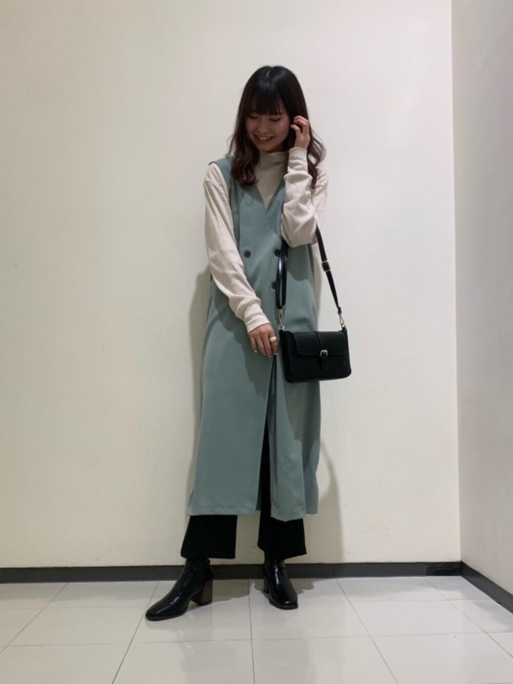 「パンツスタイル、シンプルコーデ、プチプラコーデ、レトロガール、高身長コーデ、レトロガールコーデ、トレンドファッション、retrogirl_ootd」｜「RETRO GIRLのセミフレアパンツ（スラックス、ブラック系）」を使った、RETROGIRLさん（レディース・165cm）の春コーディネートの1枚目の写真