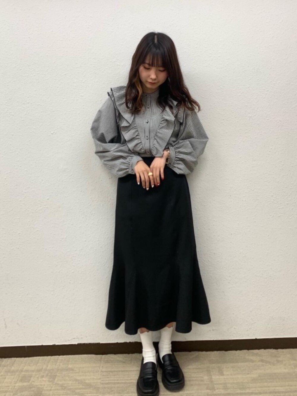 「シンプルコーデ、プチプラコーデ、モノトーンコーデ、レトロガール、ガーリーコーデ、脚長コーデ、高身長コーデ、レトロガールコーデ、トレンドファッション、retrogirl_ootd」｜「RETRO GIRLの厚底スクエアローファー（ローファー、ブラック系）」を使った、RETROGIRLさん（レディース・165cm）の春コーディネートの1枚目の写真