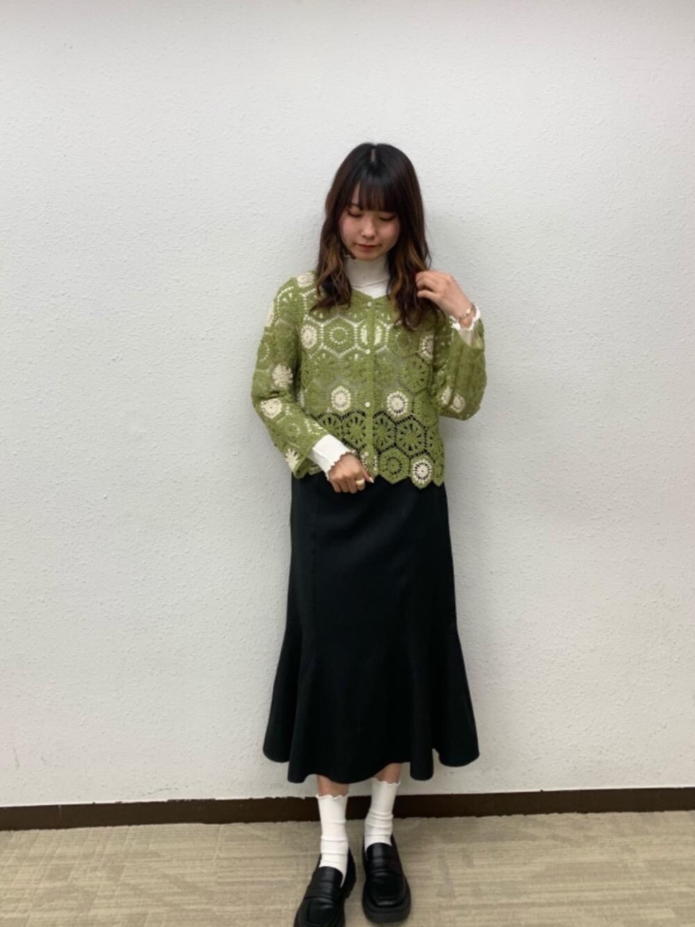 「プチプラコーデ、大人ガーリー、レトロガール、ガーリーコーデ、高身長コーデ、レトロガールコーデ、トレンドファッション、retrogirl_ootd」｜「RETRO GIRLのメロウテレコハイネックTee（Tシャツ/カットソー、ホワイト系）」を使った、RETROGIRLさん（レディース・165cm）の春コーディネートの1枚目の写真