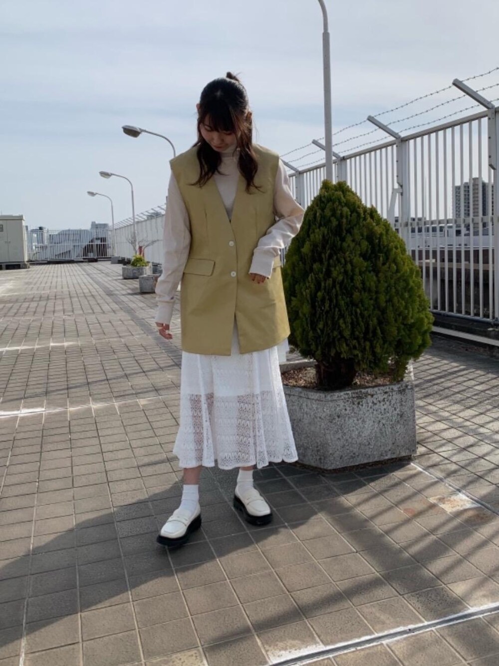 「デートコーデ、プチプラコーデ、大人ガーリー、レトロガール、高身長コーデ、レトロガールコーデ、トレンドファッション、retrogirl_ootd」｜「RETRO GIRLのテレコBIGハイネックTee（Tシャツ/カットソー、ホワイト系）」を使った、RETROGIRLさん（レディース・165cm）の春コーディネートの1枚目の写真