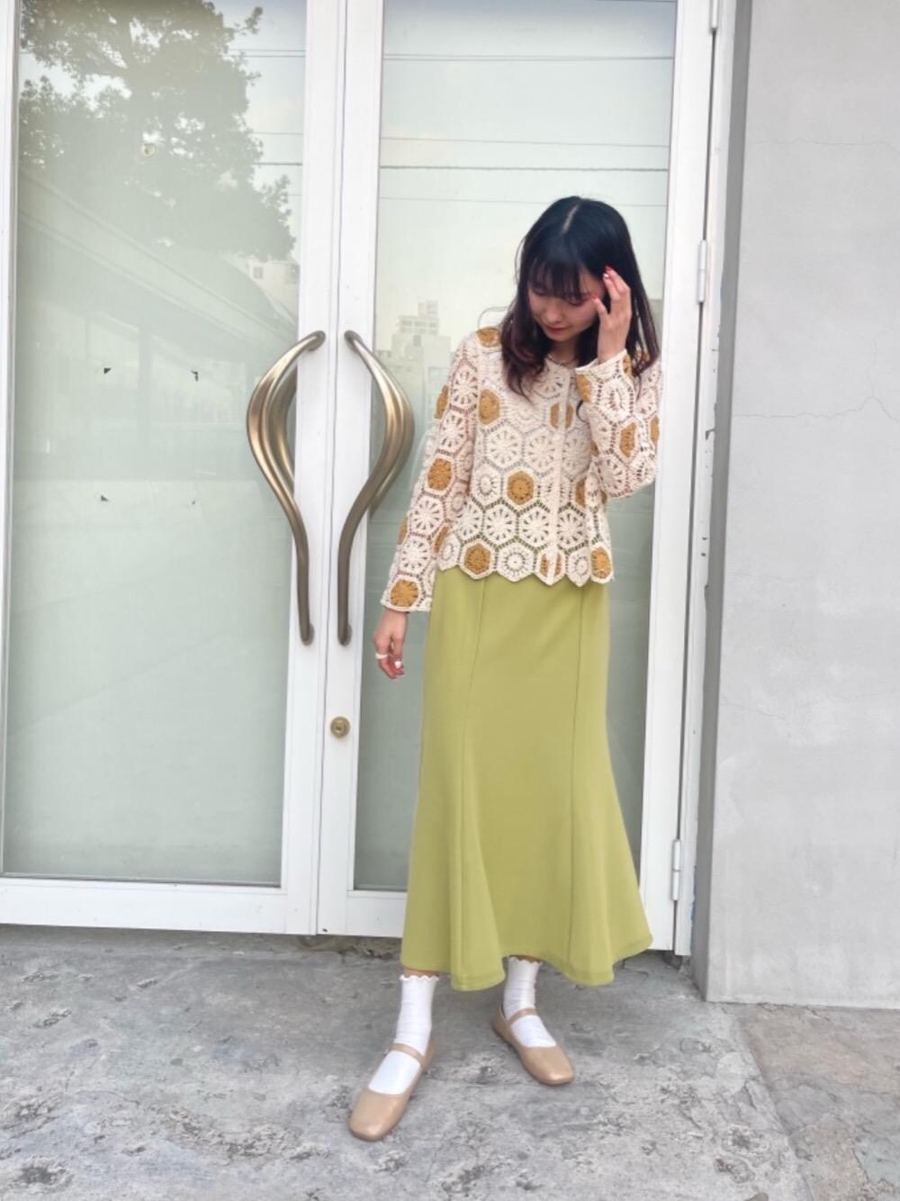 「プチプラコーデ、レトロガール、高身長コーデ、レトロガールコーデ、トレンドファッション、retrogirl_ootd、べージュ」｜「RETRO GIRLのカギ針2WAYカーデ（カーディガン/ボレロ、ホワイト系）」を使った、RETROGIRLさん（レディース・165cm）の春コーディネートの1枚目の写真