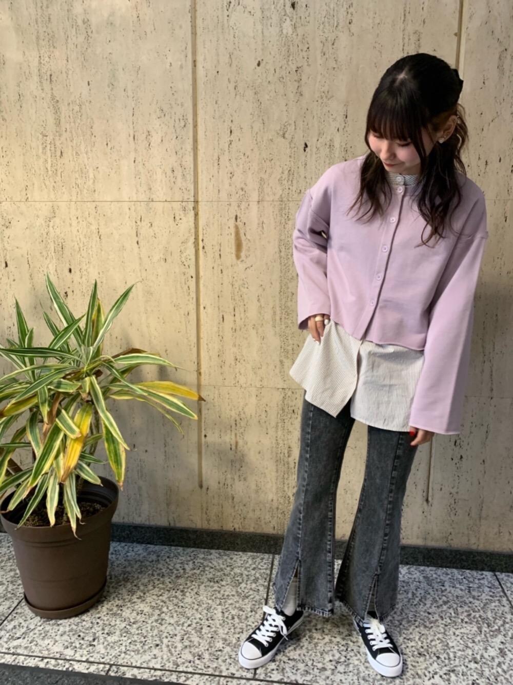 「プチプラコーデ、カジュアルコーデ、レトロガール、高身長コーデ、レトロガールコーデ、トレンドファッション、retrogirl_ootd」｜「RETRO GIRLのスニーカー（スニーカー、ブラック系）」を使った、RETROGIRLさん（レディース・165cm）の春コーディネートの1枚目の写真
