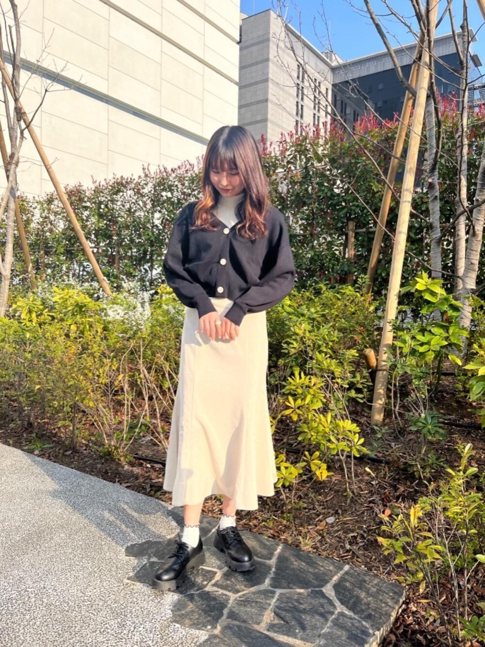 「プチプラコーデ、大人ガーリー、レトロガール、ガーリーコーデ、高身長コーデ、レトロガールコーデ、トレンドファッション、retrogirl_ootd」｜「RETRO GIRLのカラーVネックショートカーデ（カーディガン/ボレロ、ブラック系）」を使った、RETROGIRLさん（レディース・165cm）の春コーディネートの1枚目の写真