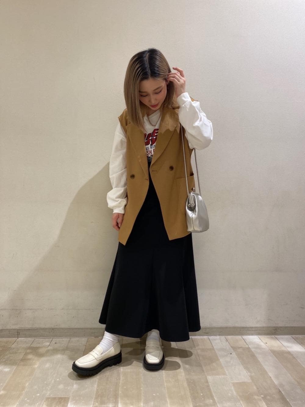 「お出かけコーデ、プチプラコーデ、カジュアルコーデ、レトロガール、レトロガールコーデ、トレンドファッション、retrogirl_ootd、ままコーデ、休日コーデ🍊、シンプルこーで」｜「RETRO GIRLのリップルマーメイドフレアスカート（スカート、ブラック系）」を使った、RETROGIRLさん（レディース・157cm）の春コーディネートの1枚目の写真