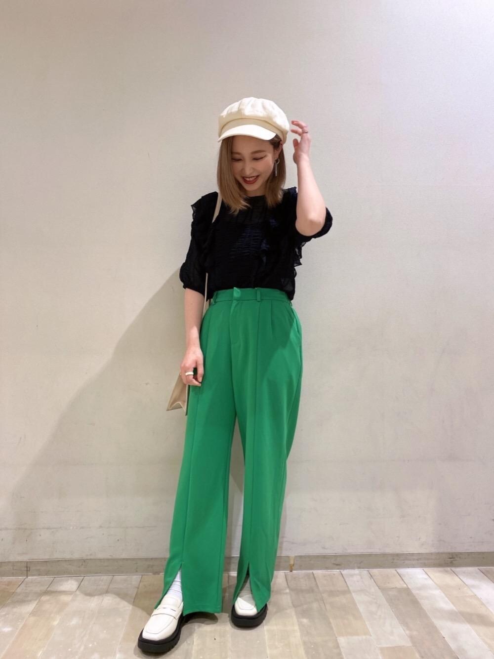 「お出かけコーデ、デートコーデ、パンツスタイル、プチプラコーデ、大人ガーリー、レトロガール、レトロガールコーデ、トレンドファッション、retrogirl_ootd、カラーぱんつ」｜「casita(RETRO GIRL)のキャスケット（キャスケット、ホワイト系）」を使った、RETROGIRLさん（レディース・157cm）の春コーディネートの1枚目の写真