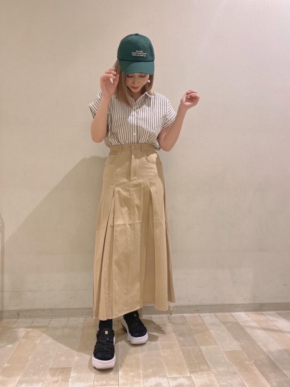 「お出かけコーデ、シャツスタイル、プチプラコーデ、カジュアルコーデ、レトロガール、脚長コーデ、レトロガールコーデ、トレンドファッション、retrogirl_ootd、べージュ」｜「RETRO GIRLのタックAラインSK（スカート、ベージュ系）」を使った、RETROGIRLさん（レディース・157cm）の春コーディネートの1枚目の写真