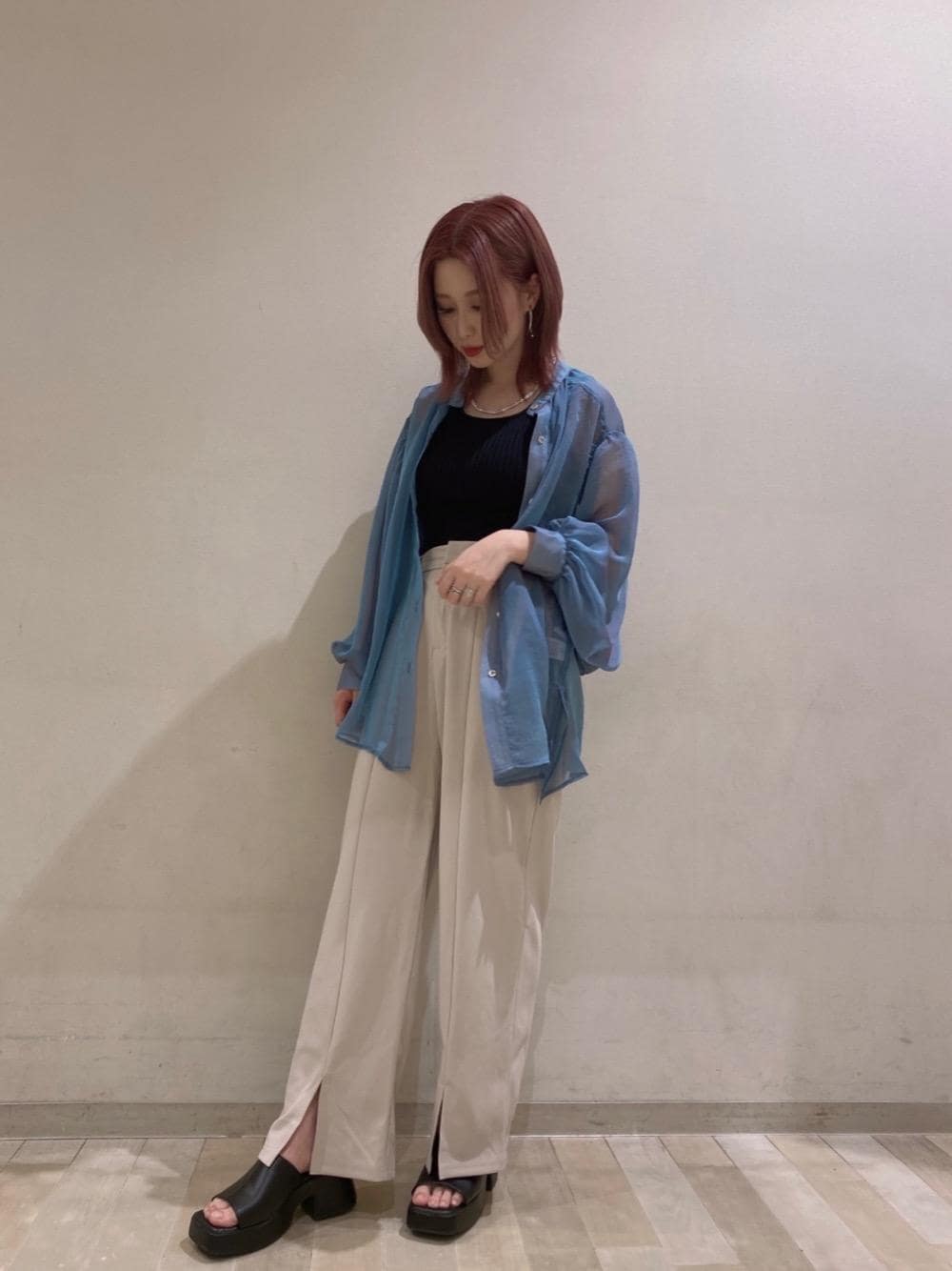 「パンツスタイル、フレアパンツ、シャツスタイル、プチプラコーデ、カジュアルコーデ、レトロガール、レトロガールコーデ、トレンドファッション、retrogirl_ootd、カラーぱんつ」｜「RETRO GIRLのタックイージーパンツ（スラックス、ホワイト系）」を使った、RETROGIRLさん（レディース・157cm）の春コーディネートの1枚目の写真