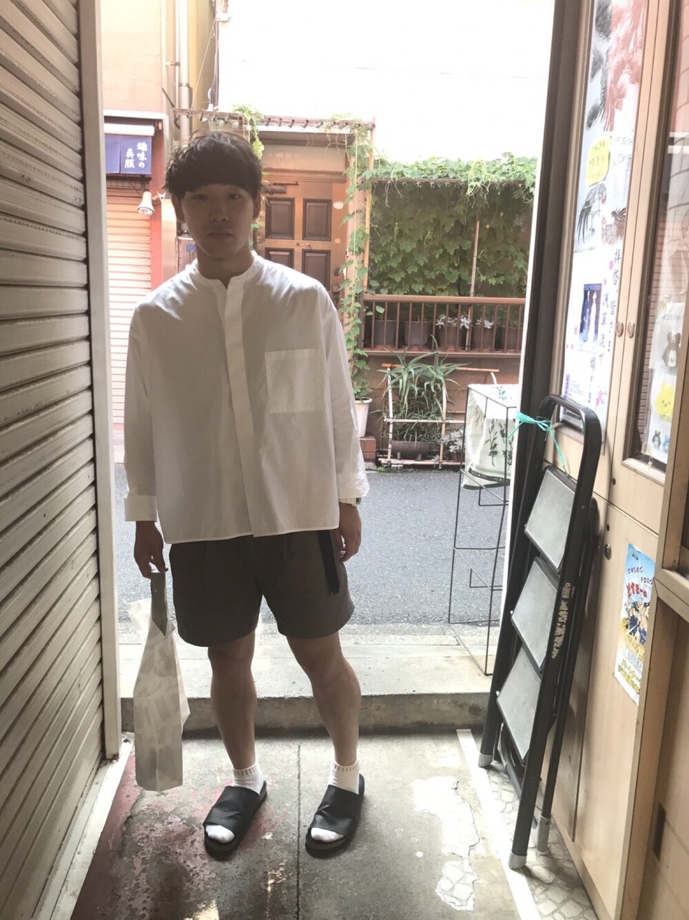 ホワイト系のシャツ/ブラウス、グリーン系のパンツ、ブラック系のサンダルを着用したメンズの夏コーディネートの1枚目の写真