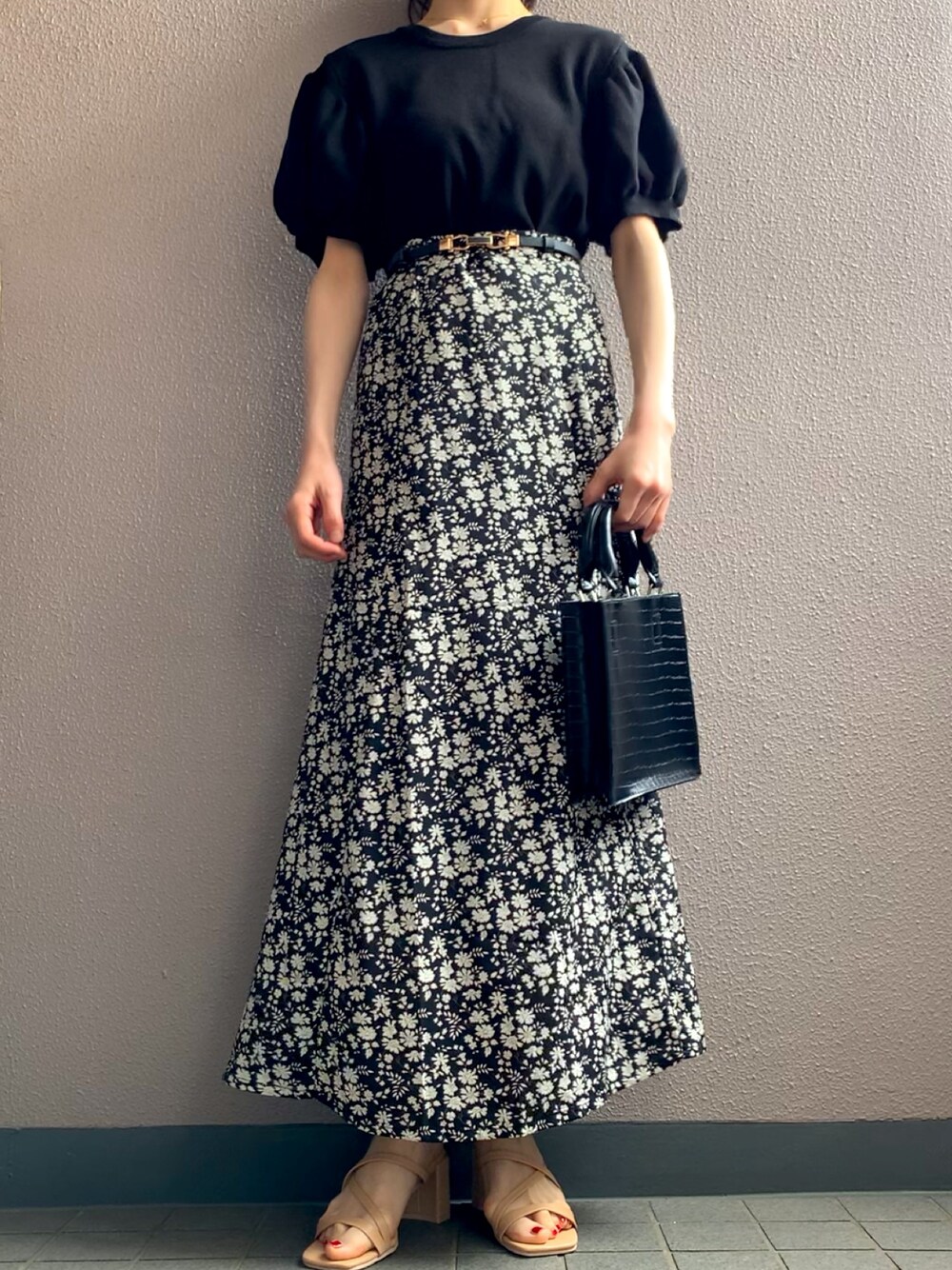 パフスリーブニットトップスを使った人気ファッションコーディネート