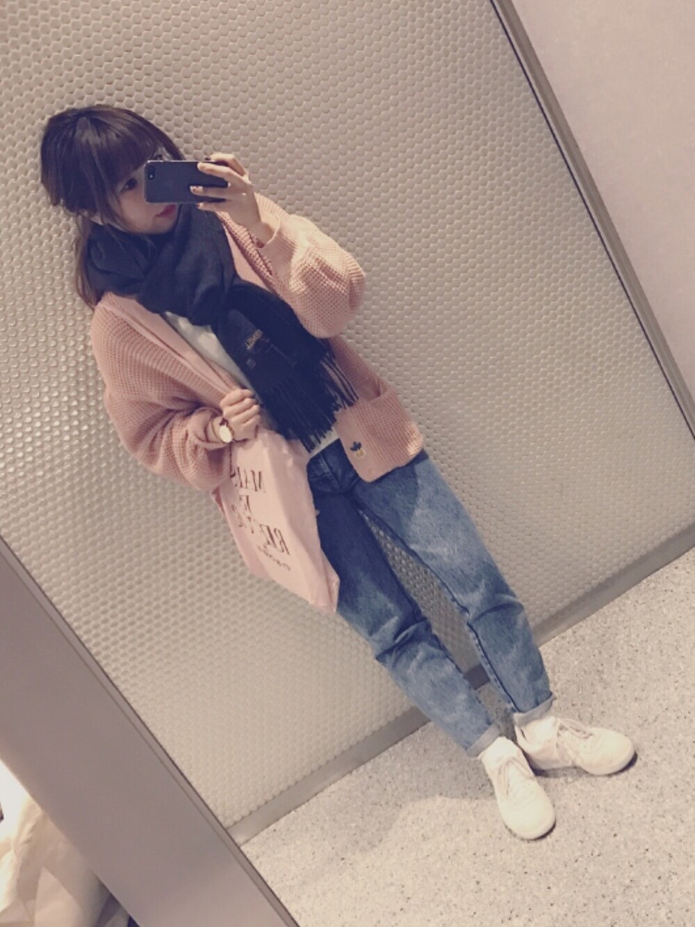 「カジュアル、デニムパンツ、Tシャツ、カーディガン、ピンク、adidas、スニーカー、MAISON DE REEFUR」｜「bonjour recordsのBonjour Girl Nuance Tee BIG Tee（Tシャツ/カットソー、ホワイト系）」を使った、みけさん（レディース・156cm）の冬コーディネートの1枚目の写真