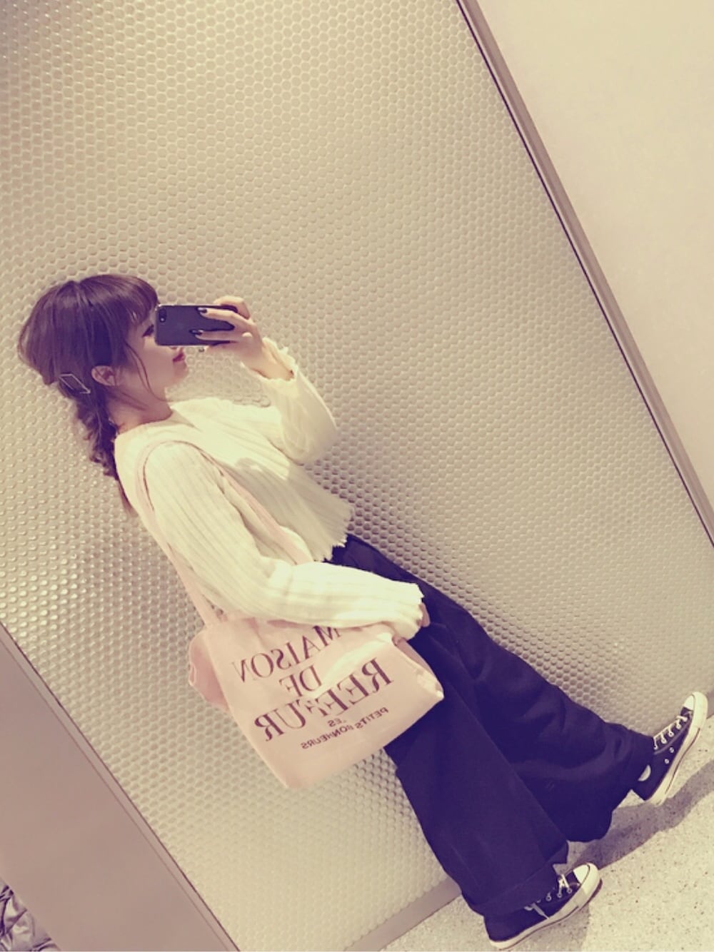 「休日スタイル、シンプル、ニット、outfit、パンツスタイル、ワイドパンツ、journal standard」｜「EMODAのCLUSH SHORTニット（ニット/セーター、ホワイト系）」を使った、みけさん（レディース・156cm）の冬コーディネートの1枚目の写真