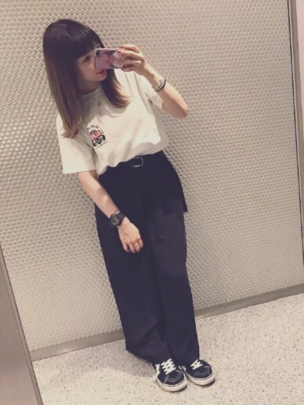 「夏コーデ、Tシャツ、スニーカー、ストリート、VANS、靴下屋、モノトーン、SK8　」｜「ALIFEのアイテム（Tシャツ/カットソー、ホワイト系）」を使った、みけさん（レディース・156cm）の夏コーディネートの1枚目の写真