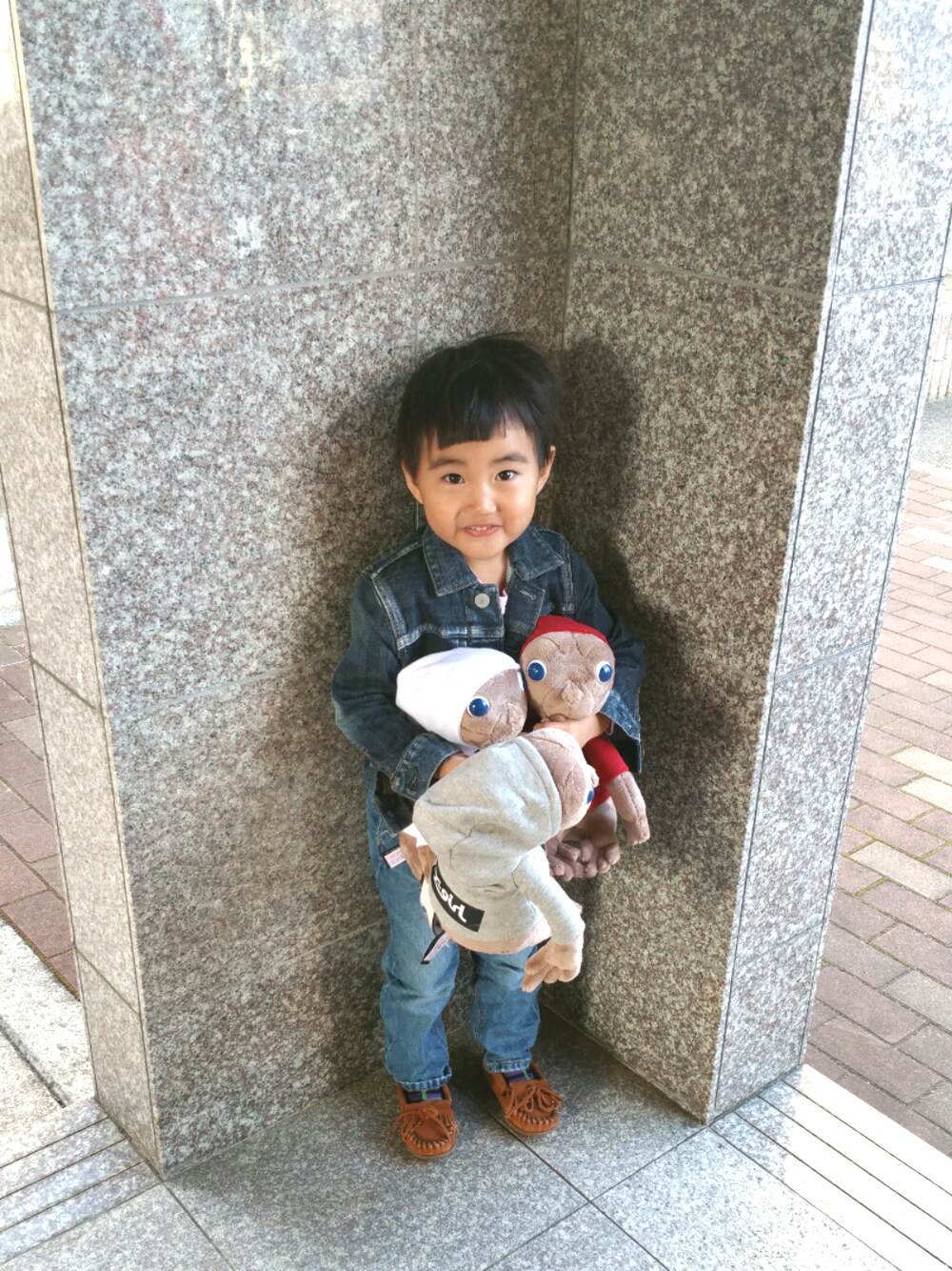 「女の子、シンプル、カジュアル、3歳、kids」｜「COMECHATTO&CLOSETのデニムジャケット（デニムジャケット、ブルー系）」を使った、忘羨さん（キッズ・100cm）の冬コーディネートの1枚目の写真