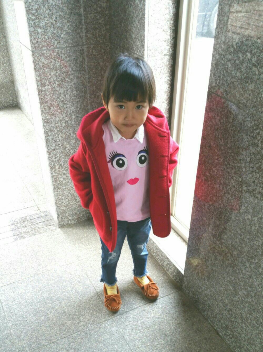 「シンプルコーデ、kids、おんなのこ、シンプル、キッズ、冬コーデ」｜「DANTONのウールモッサ シングルフードジャケット KIDS（テーラードジャケット、レッド系）」を使った、忘羨さん（キッズ・100cm）の冬コーディネートの1枚目の写真