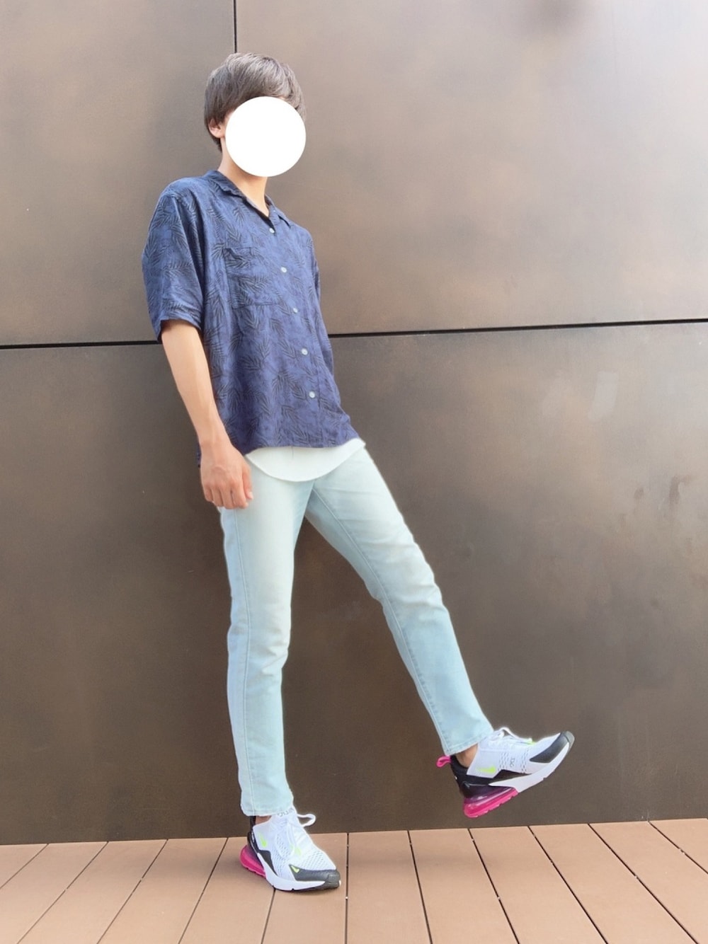 ブルー系のシャツ/ブラウス、ホワイト系のタンクトップ、ブルー系のデニムパンツを着用したメンズの夏コーディネートの1枚目の写真