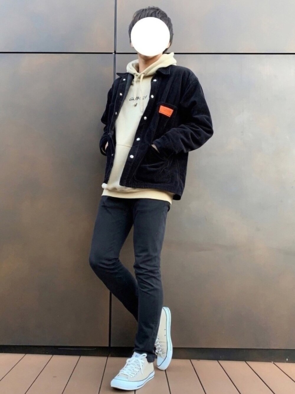 ブラック系のカバーオール、ベージュ系のパーカー、ブラック系のその他パンツを着用したメンズの冬コーディネートの1枚目の写真