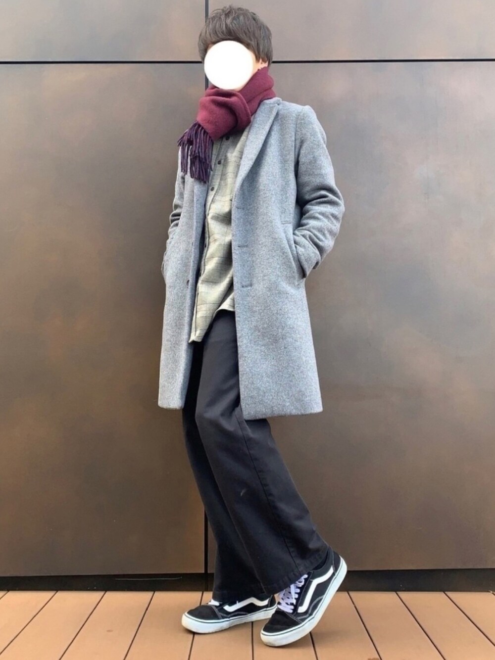 グレー系のチェスターコート、ベージュ系のシャツ/ブラウス、ブラック系のチノパンツを着用したメンズの冬コーディネートの1枚目の写真