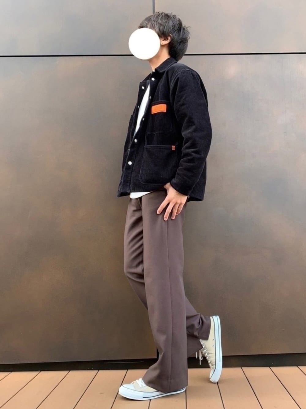 ブラック系のカバーオール、ホワイト系のスウェット、ブラウン系のスラックスを着用したメンズの冬コーディネートの1枚目の写真