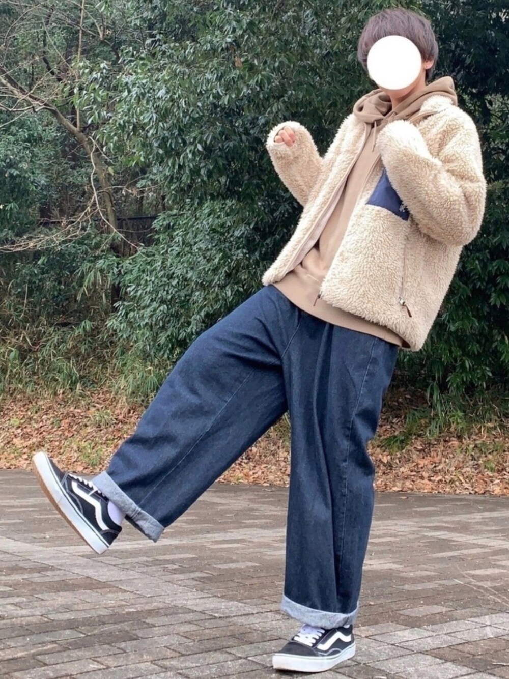 ベージュ系のブルゾン、ベージュ系のパーカー、ブラック系のデニムパンツを着用したメンズの冬コーディネートの1枚目の写真