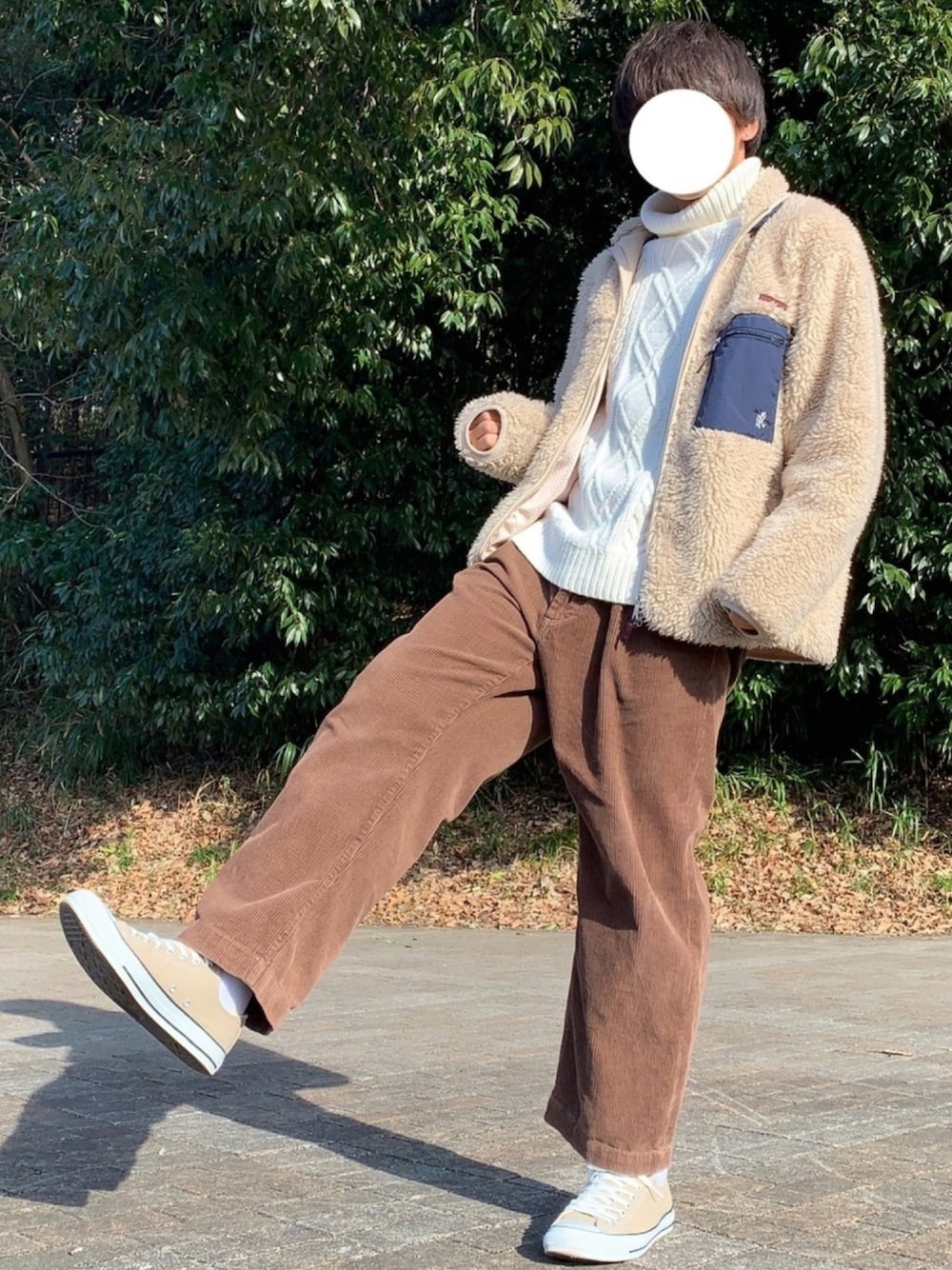 ベージュ系のブルゾン、ホワイト系のニット/セーター、ブラウン系のパンツを着用したメンズの冬コーディネートの1枚目の写真