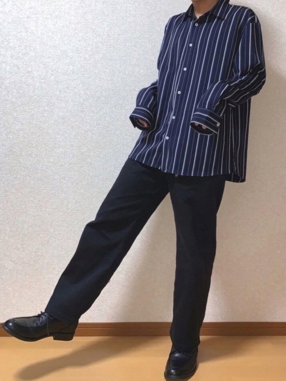 ブルー系のシャツ/ブラウス、ブラック系のチノパンツ、ブラック系のドレスシューズを着用したメンズの春コーディネートの1枚目の写真