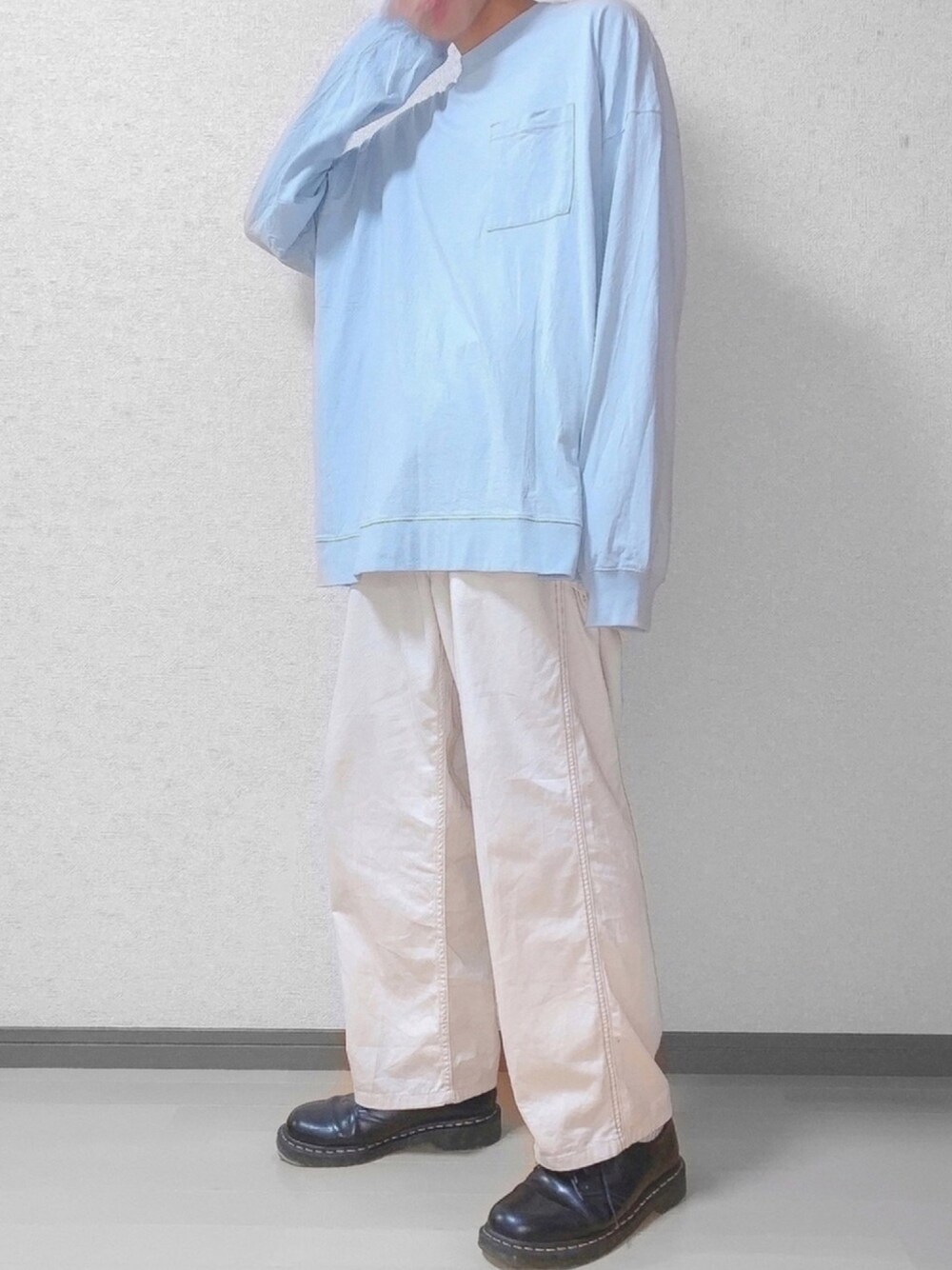 ブルー系のTシャツ/カットソー、ホワイト系のその他パンツ、ブラック系のドレスシューズを着用したメンズの春コーディネートの1枚目の写真