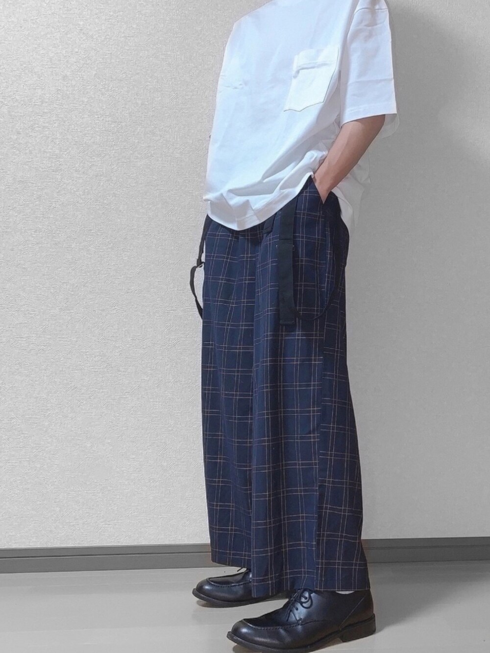 ホワイト系のTシャツ/カットソー、その他のその他パンツ、ブラック系のドレスシューズを着用したメンズの春コーディネートの1枚目の写真