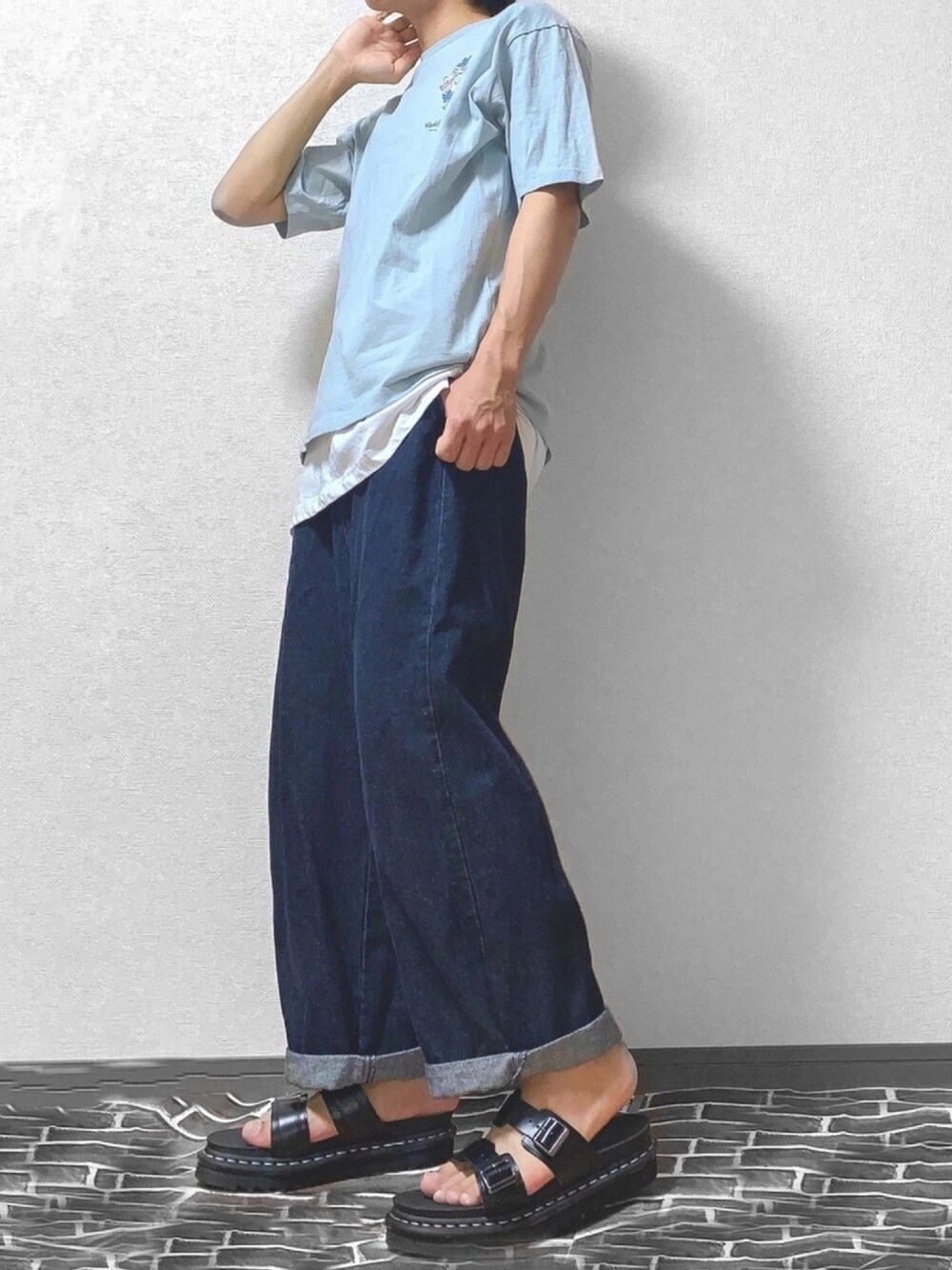 ブルー系のTシャツ/カットソー、ホワイト系のタンクトップ、ブラック系のデニムパンツを着用したメンズの夏コーディネートの1枚目の写真