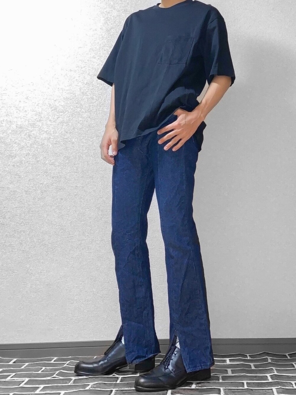 ホワイト系のTシャツ/カットソー、ブラック系のデニムパンツ、ブラック系のドレスシューズを着用したメンズの夏コーディネートの1枚目の写真