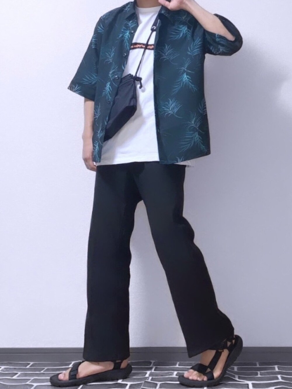 グリーン系のシャツ/ブラウス、ホワイト系のTシャツ/カットソー、ブラック系のその他パンツを着用したメンズの夏コーディネートの1枚目の写真