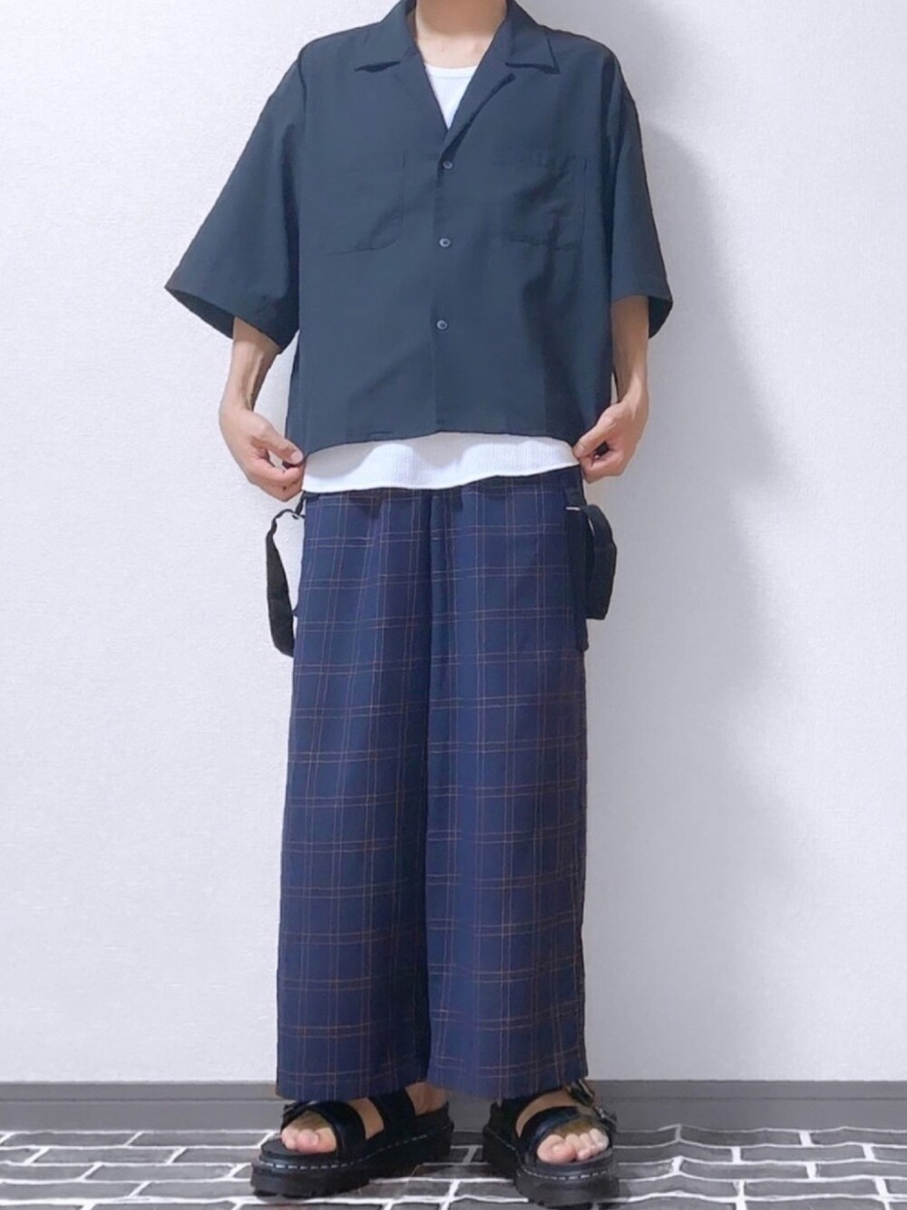 「柄パンツ、チェック、チェックパンツ、夏コーデ、レイヤードスタイル、夏セールで買いました、厚底サンダル、Dr.Martens、休日スタイル、オーバーサイズ」｜「BeAMS DOTの【WEB限定】BeAMS DOT / 半袖 オープンカラーシャツ（シャツ/ブラウス、ブラック系）」を使った、daikiさん（メンズ・171cm）の夏コーディネートの1枚目の写真