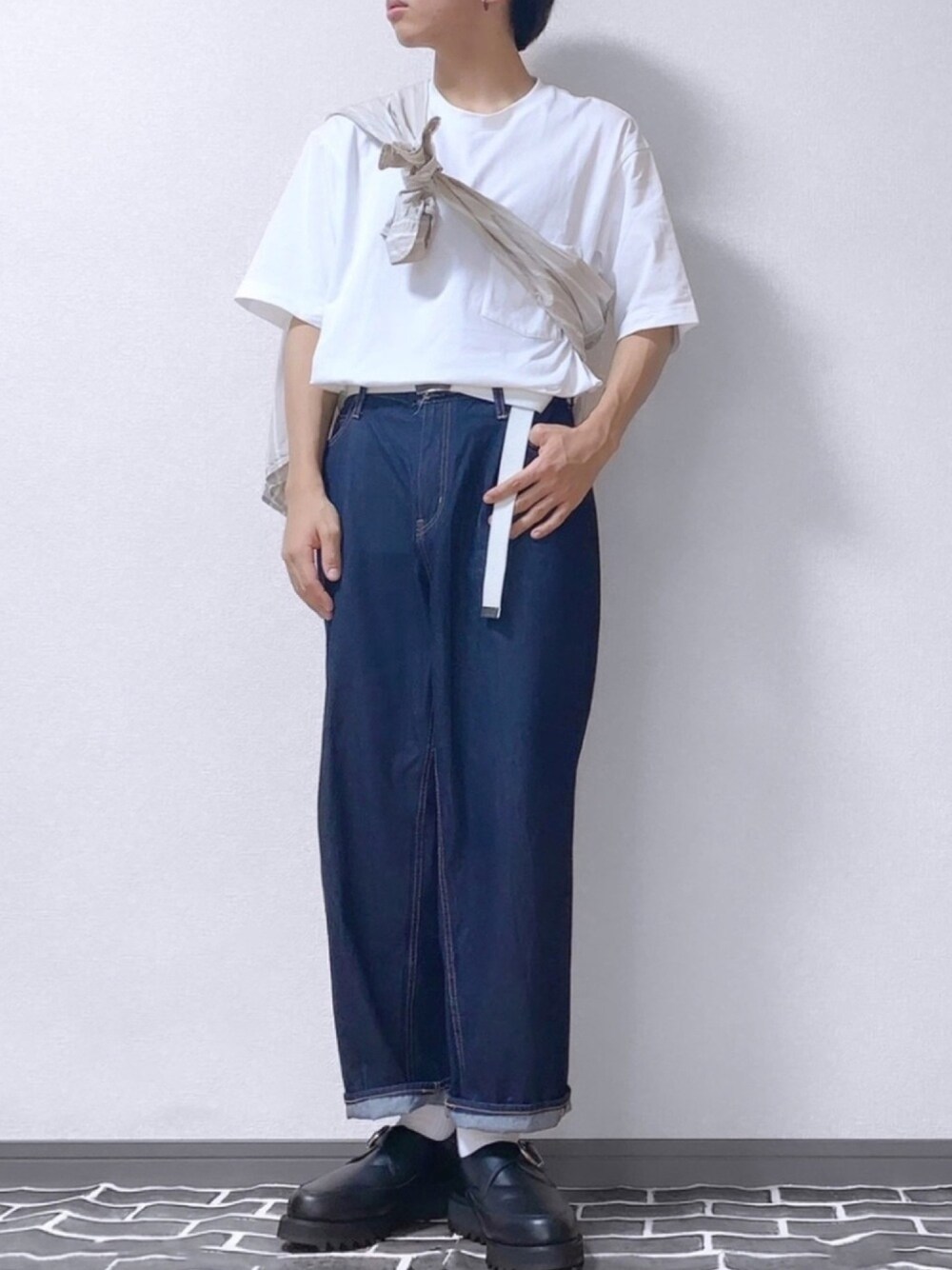 ホワイト系のTシャツ/カットソー、ベージュ系のシャツ/ブラウス、ブルー系のデニムパンツを着用したメンズの夏コーディネートの1枚目の写真