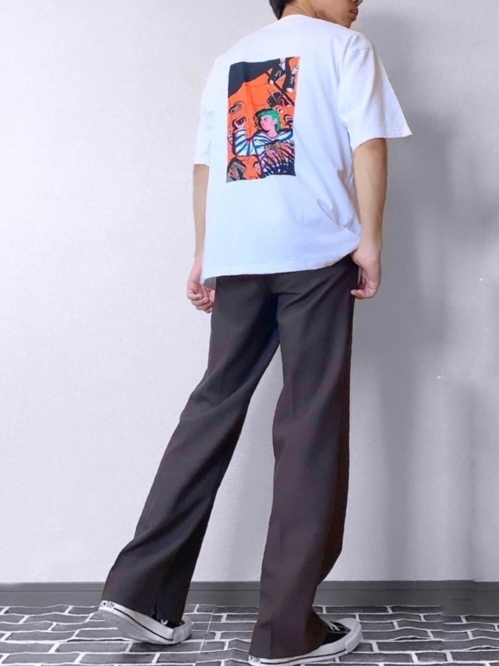 ホワイト系のTシャツ/カットソー、ブラウン系のスラックス、ブラック系のスニーカーを着用したメンズの夏コーディネートの1枚目の写真