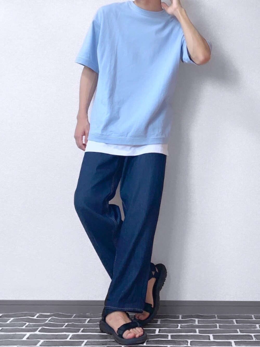 ブルー系のTシャツ/カットソー、ホワイト系のタンクトップ、ブルー系のデニムパンツを着用したメンズの夏コーディネートの1枚目の写真