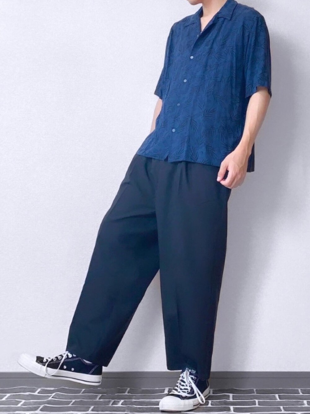 ブルー系のシャツ/ブラウス、ブラック系のその他パンツ、ブラック系のスニーカーを着用したメンズの秋コーディネートの1枚目の写真