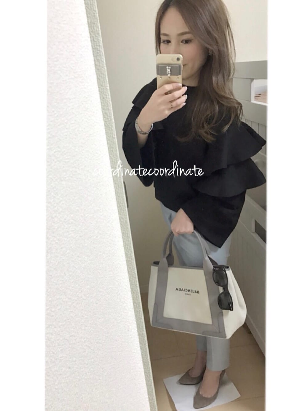 「ママコーデ、ママファッション、シンプルコーデ、153cm、おチビコーデ、PLST、DIANA、fifth、Cartier」｜「fifthのティアードフリルニットトップス（ニット/セーター、ブラック系）」を使った、ℐꄲℳꄲ ⑅*♔.さん（レディース・153cm）の冬コーディネートの1枚目の写真