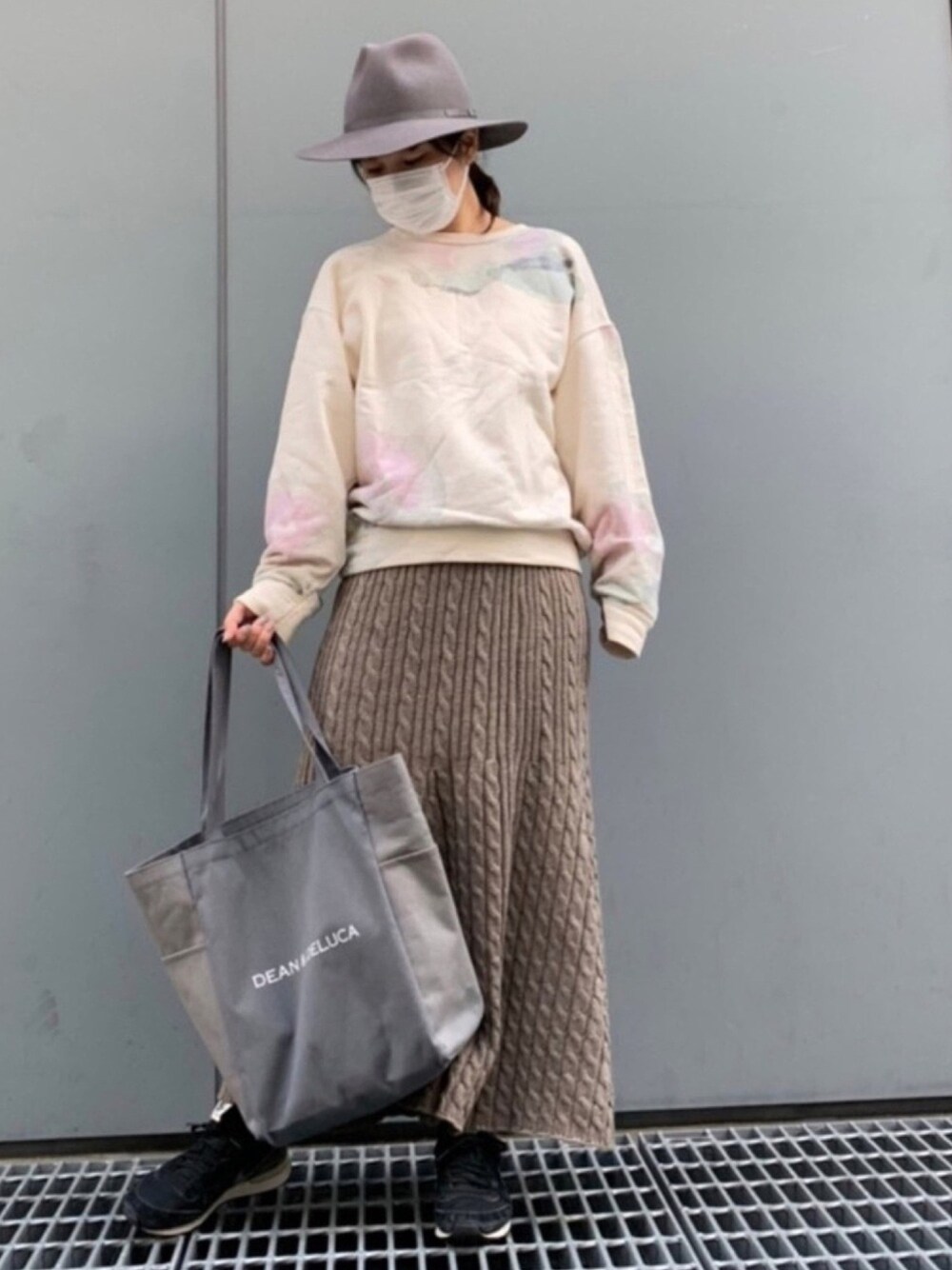 「トレーナー、低身長、おちびさん、ニットスカート、NIKE、きれいめカジュアル、ベージュコーデ、ミリオンカラッツ(Million Carats)、ハット、スニーカースタイル」｜「KIJIMA TAKAYUKIのアイテム（ハット、ベージュ系）」を使った、iduさん（レディース・153cm）の秋コーディネートの1枚目の写真